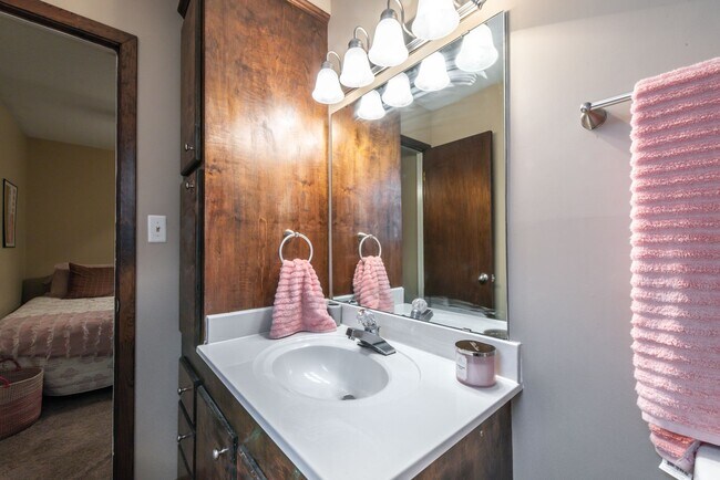 Building Photo - Woodshire Duplexes & Townhomes