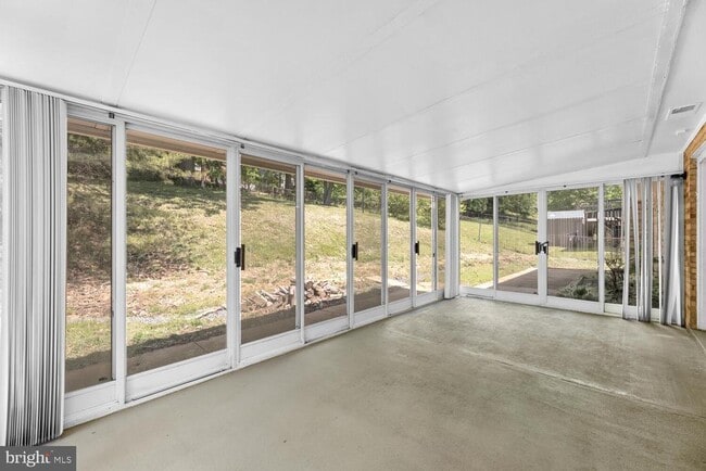 Building Photo - 6100 Hellen Lee Dr