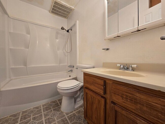 Building Photo - SECTION 8 ACCEPTED - WATER INCLUDED - AVAI...