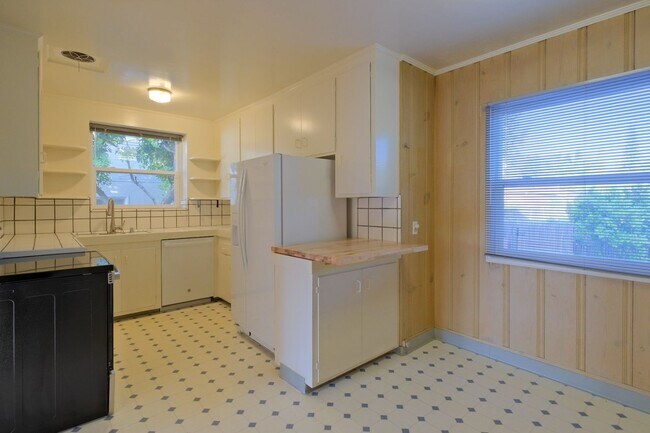 Building Photo - Piedmont Pines charming 3 Bedroom availabl...
