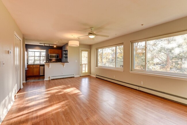 Building Photo - 2 Bedroom 2 Bath End Unit Condo with covered parking!