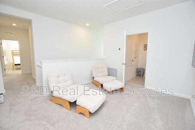 Building Photo - 349 Sol Vis Dr