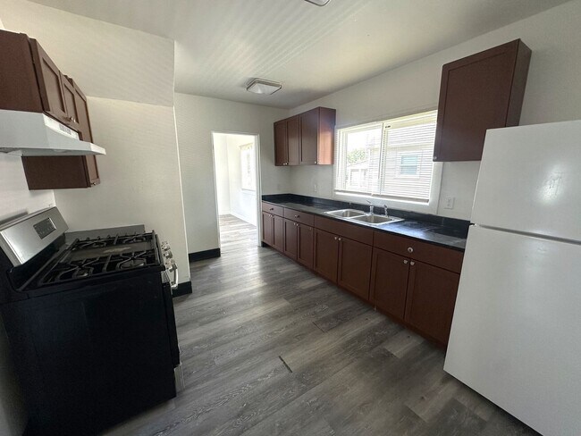 Building Photo - FOR RENT- Large Home with Fenced in Yard n...