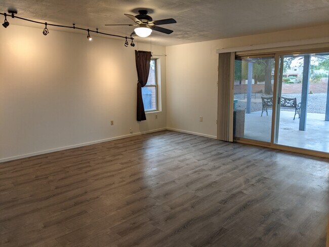 Building Photo - 181 E Santa Rebecca Dr