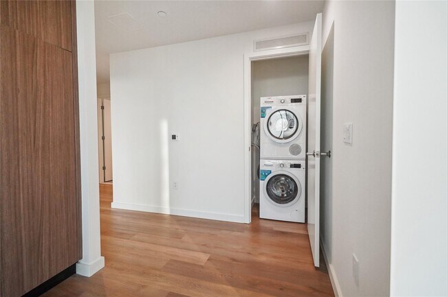 Building Photo - 50 Clinton Pl