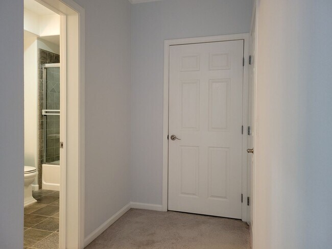 Building Photo - High End Condo on Top floor: High Ceilings...