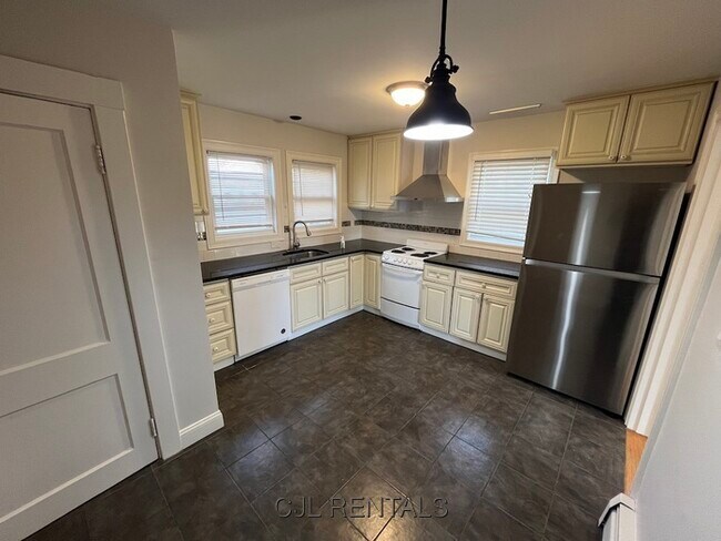 Building Photo - 30 Stearns Rd