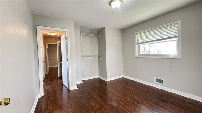 Building Photo - 552 Sybil Ln SE