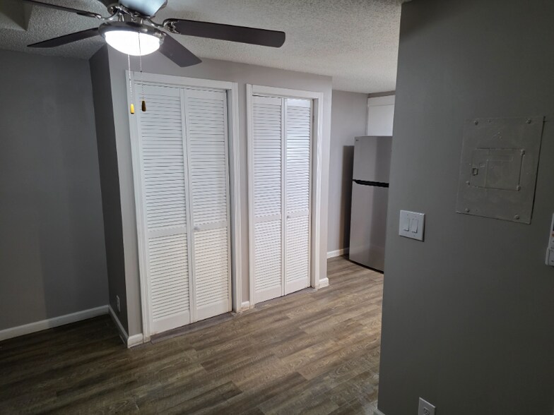 Building Photo - 734 N Country Acres Ave