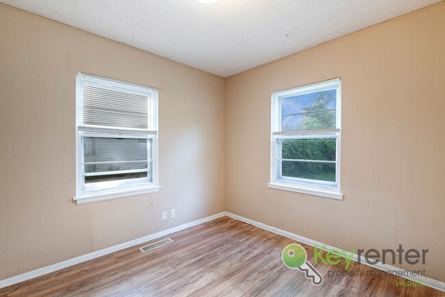Building Photo - Cute 3 bedroom house near shopping, restau...
