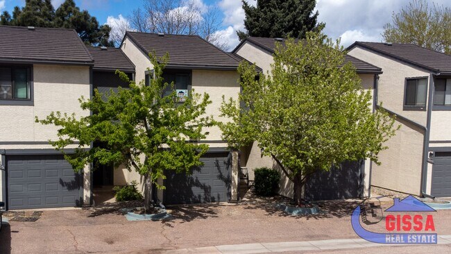 Building Photo - Cute townhome with 2 bedrooms - 1 1/2 bath...