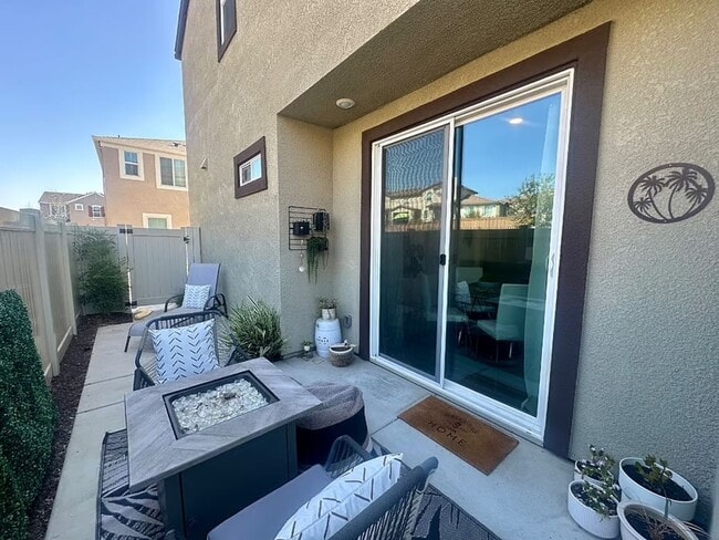 Building Photo - 4 bedroom Campus Oaks Home located on a Co...