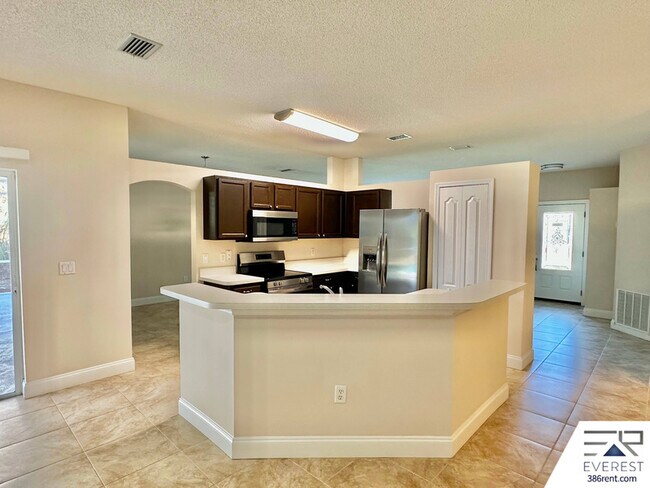 Building Photo - 16 Pinelynn Dr