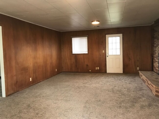 Building Photo - Very cute and centrally located 3-bedroom