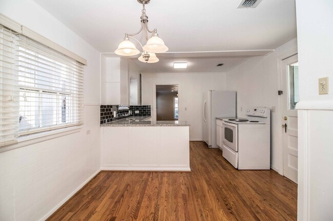 Building Photo - Charming Remodeled Bungalow - Arlington Heights - NEW PICTURES COMING SOON!