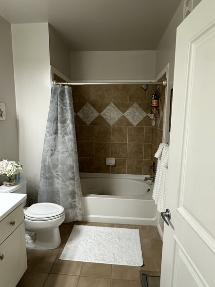 Building Photo - 7820 Inverness Blvd