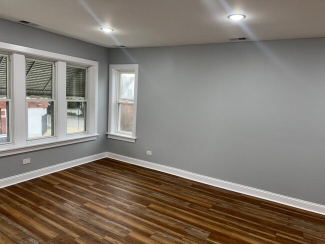 Building Photo - 7152 S Racine Ave