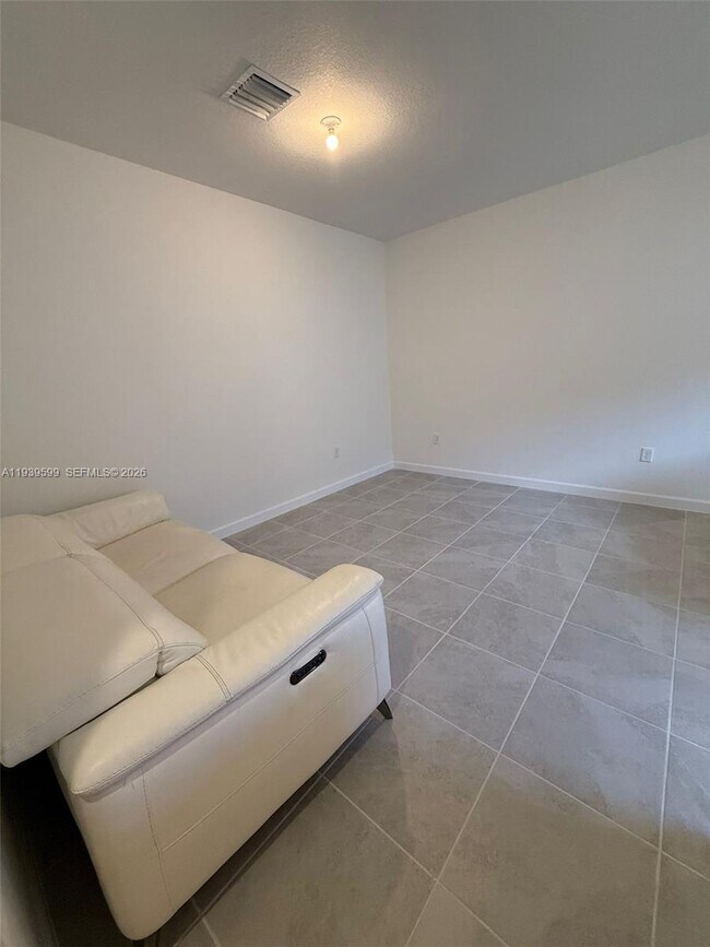 Building Photo - 2832 SE 23rd Ave