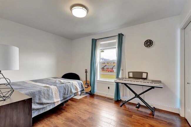 Building Photo - Beautiful 4 bed 2 bath on 1.37 acres in Co...