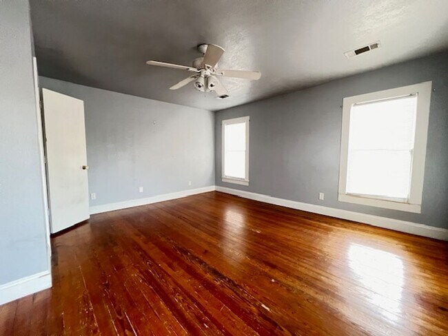 Building Photo - 625 W Hickory St