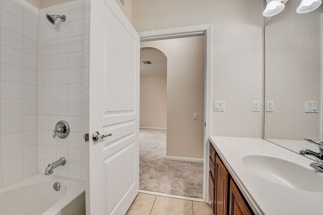 Building Photo - Beautifully Maintained 3-Bedroom, 2-Bathro...