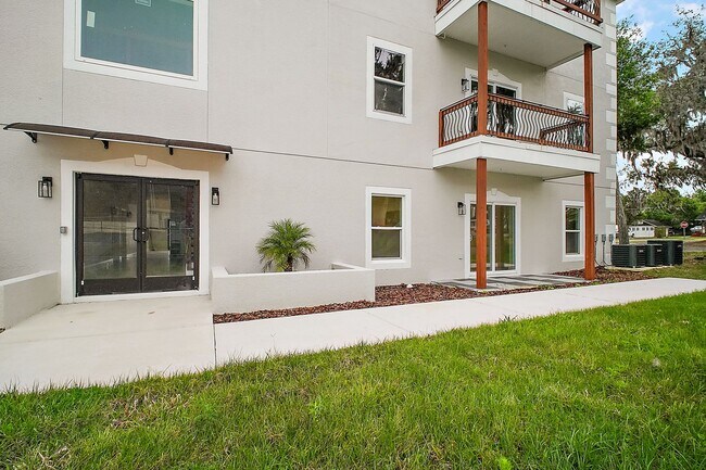 Building Photo - Luxury 2 Bed 2 Bath, Downtown Eustis Full ...
