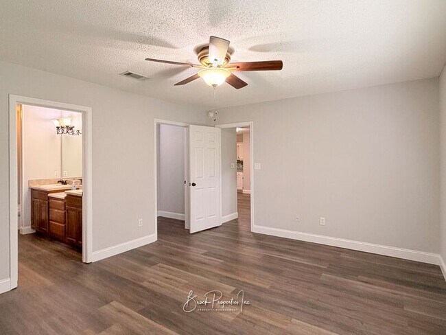Building Photo - 2520 Southern Oaks Dr