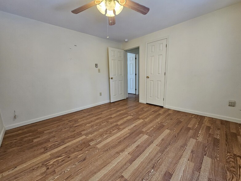 Building Photo - 27 Candlewood Ln