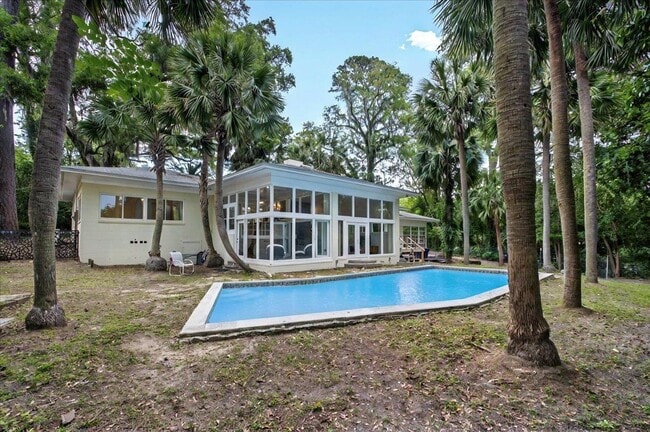 Building Photo - 1205 Gardenia Dr