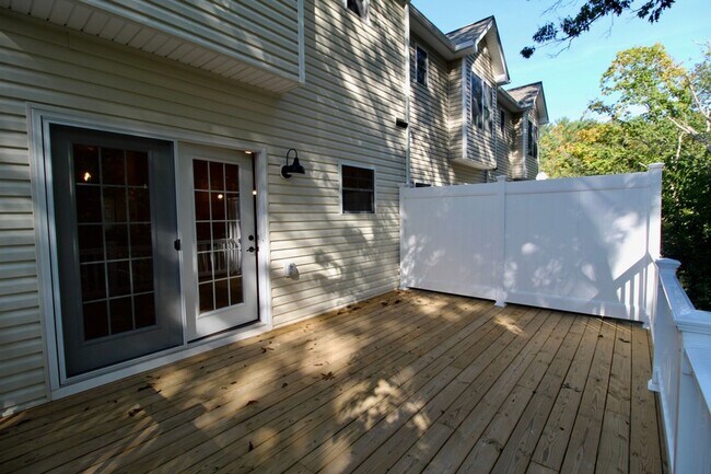 Building Photo - 3 level town home in popular Congers Creek...