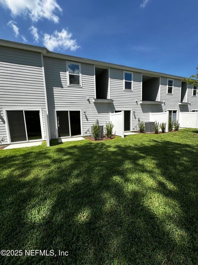 Building Photo - 611 Holly Lks Dr