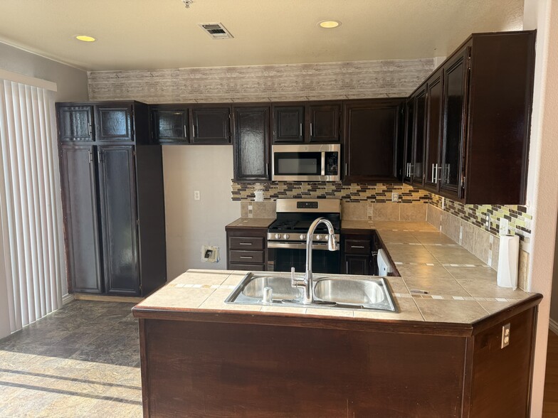 Building Photo - 5752 Tamarisk Way