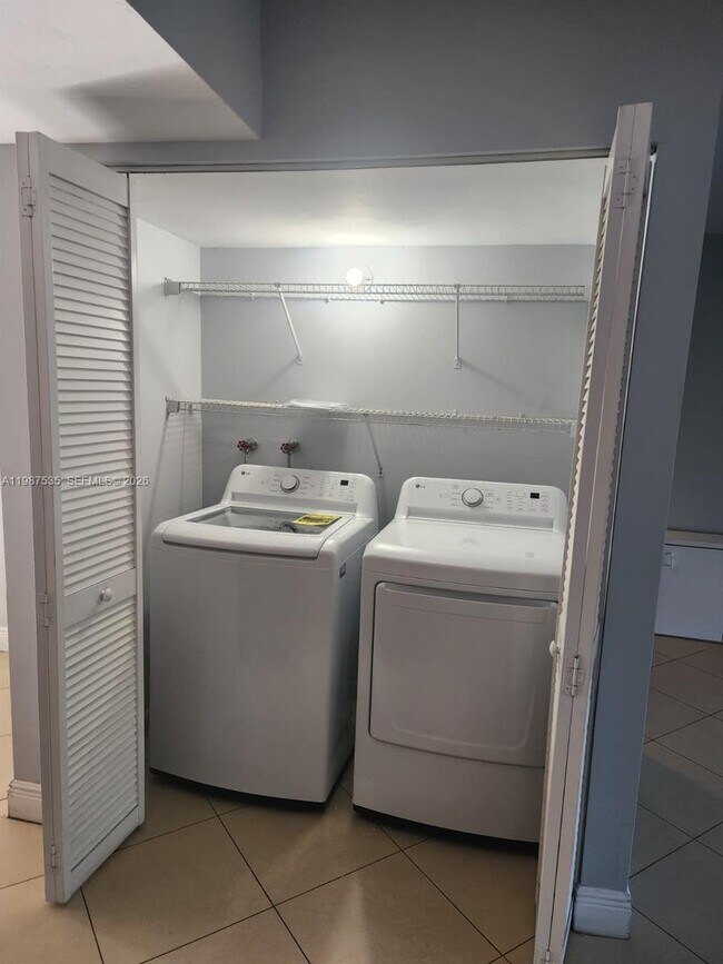 Building Photo - 537 N University Dr