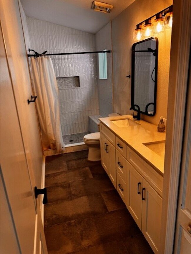 Building Photo - Beautiful 3 bedroom 2 bathroom home availa...