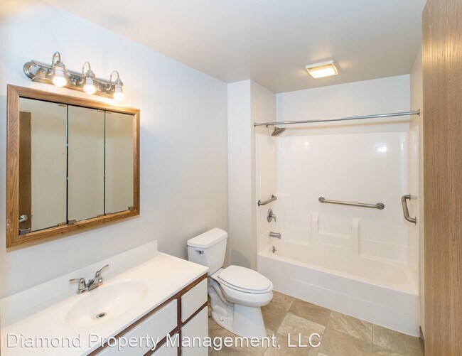 Building Photo - 2956 Hickory Dr