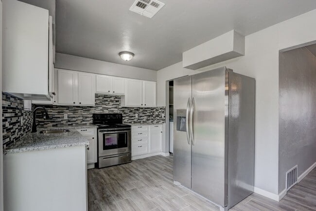 Building Photo - This Cute and Cozy 4 Bed, 2 Bath Home is Available now!!