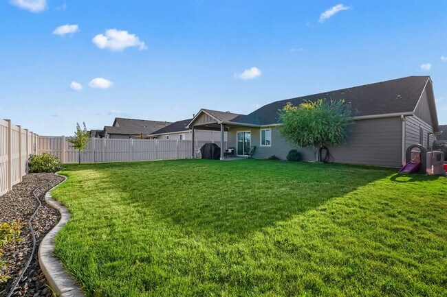 Building Photo - 218 Cliff Swallow Ave