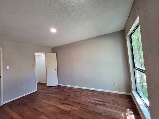 Building Photo - 2814 S Bartell Dr