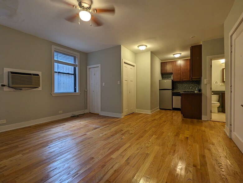 Building Photo - 833 W Wolfram St