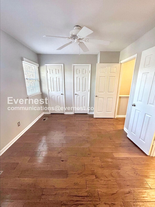 Building Photo - 2 Bed/2.5 Bath Condo with Off-Street Parking / Available Now!