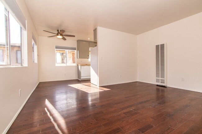Building Photo - Blocks From the Ocean, Refreshed 1bd / 1ba in Pacific Beach!