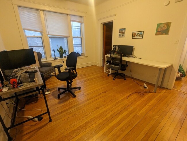 Building Photo - Very Spacious 2 BR/1 BA in Wrigleyville