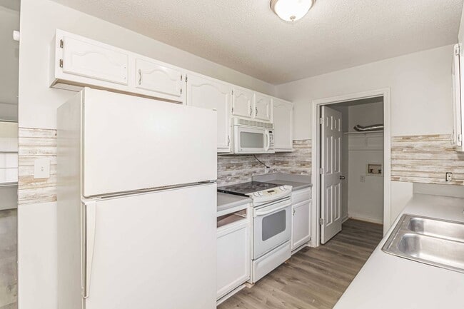 Building Photo - *Cute 3 BR 2 BA Home in Goldsboro* Minutes from SJAFB