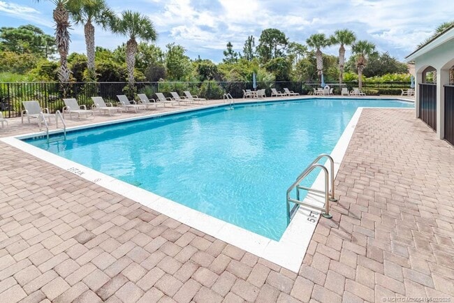 Building Photo - 356 SE Bloxham Way