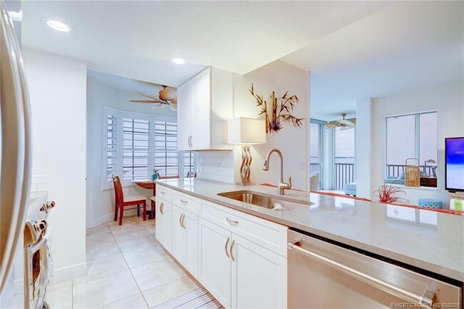 Building Photo - 5750 NE Island Cove Way