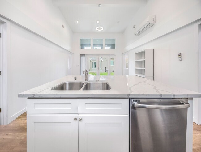 Building Photo - 420 N Batavia St