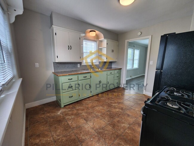 Building Photo - AVAILABLE NOW! Updated, Anderson 2 Bedroom...