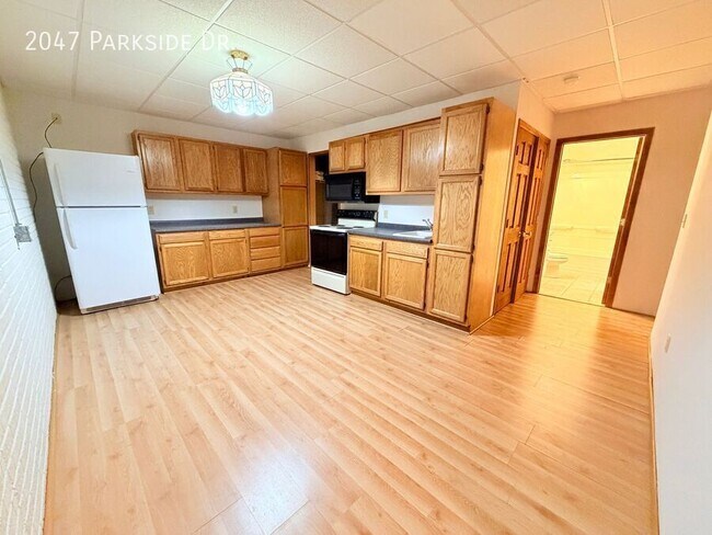 Building Photo - 2047 Parkside Dr