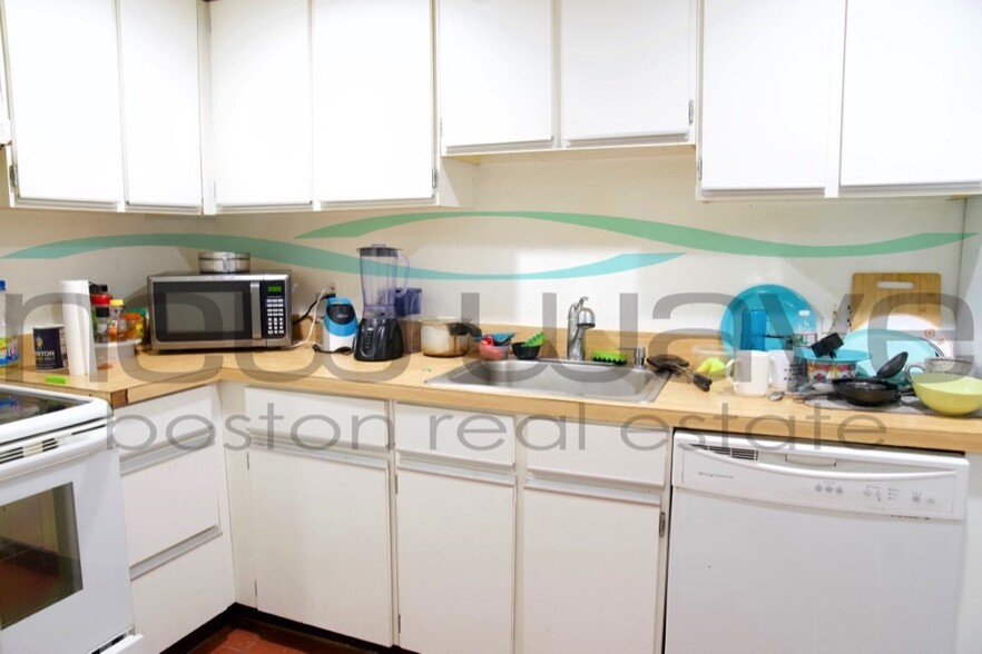 Building Photo - 390 Riverway