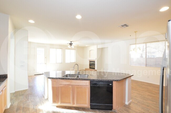 Building Photo - 3105 E Vallejo Dr